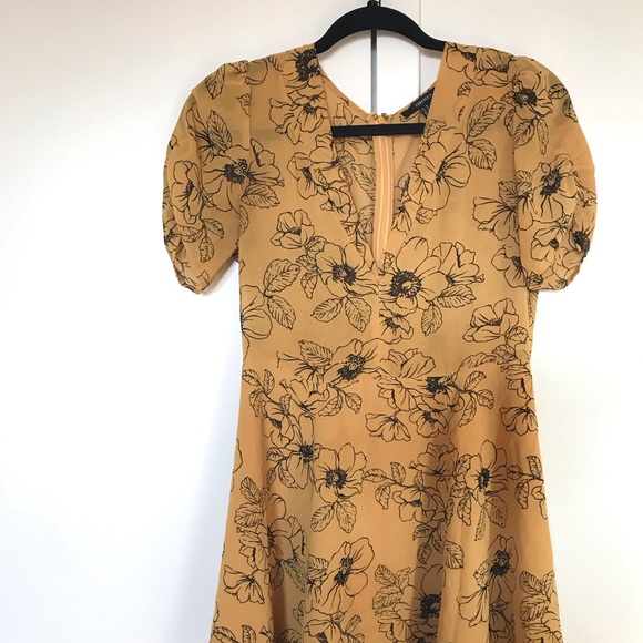 Forever 21 Dresses & Skirts - Plunging v-neck Marigold Floral mini dress